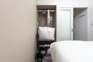 東京にあるbelle ville Kagurazakaのベッドルーム1室(ベッド1台、クローゼット、枕付)