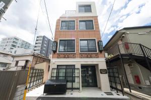 東京にあるbelle ville Kagurazakaのバルコニー付きの高いレンガ造りの建物 +61枚の写真