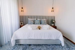 Postel nebo postele na pokoji v ubytování Coliving The VALLEY Portugal countryside retreat for digital nomads and hiking lovers - PRIVATE BEDROOMS with SHARED BATHROOMS, shared kitchen, and coworking space