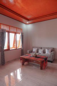 Tobay Family Home في توك توك: غرفة معيشة مع أريكة وطاولة