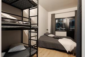 sypialnia z 2 łóżkami piętrowymi i łóżkiem w obiekcie Levi Ski & Golf Premium Apartments w mieście Levi
