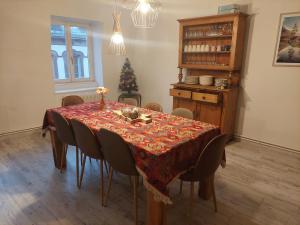 ein Esszimmer mit einem Tisch und einem Weihnachtsbaum in der Unterkunft Le Petit Chez Vous in Colmar