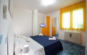 een slaapkamer met een bed en een tv. bij Souvenir 7 in Gabicce Mare