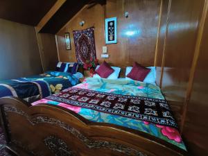 Tempat tidur dalam kamar di Houseboat New Suzan