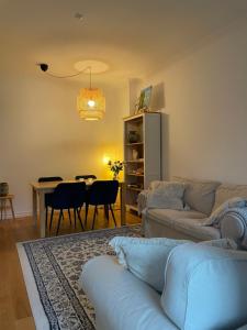 uma sala de estar com um sofá e uma mesa em AnnApartment em Berlim