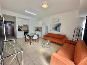 uma sala de estar com um sofá e uma mesa em King's Holiday Apartments em Pafos