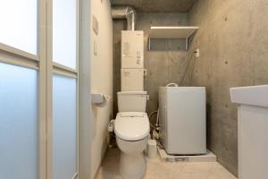 La salle de bains est pourvue de toilettes blanches. dans l'établissement Ferio Kamata, à Tokyo