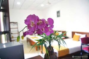 Trinco Rest House房間的床