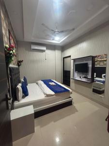 Hotel Ankit Near Assi Ghat房間的床