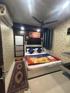 瓦拉納西的住宿－Hotel Ankit Near Assi Ghat，一间卧室,卧室内配有一张大床