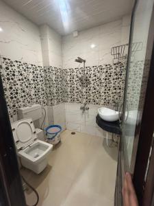La salle de bains est pourvue de toilettes et d'un lavabo. dans l'établissement Hotel Ankit Near Assi Ghat, à Varanasi