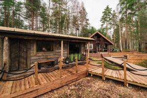 a log cabin with a porch and a deck at Ihana paikka jossa ulkoporeallas sekä pihasauna in Loppi