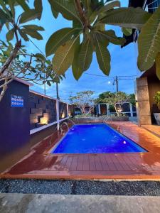 クアンタンにあるLA Villa Private Pool Kuantanの家屋裏庭の青いスイミングプール