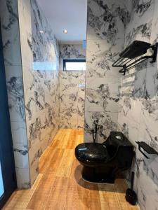 關丹的住宿－LA Villa Private Pool Kuantan，一间位于客房内的带黑色卫生间的浴室
