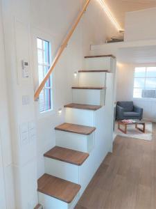 uma escada numa casa com degraus de madeira em Tiny House Paradies em Wustermark