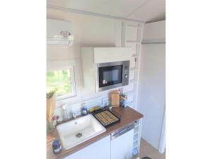Kuchyň nebo kuchyňský kout v ubytování Tiny House Paradies