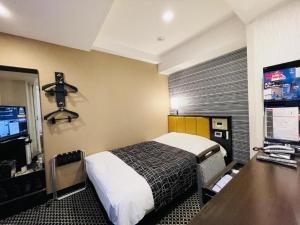 een hotelkamer met een bed en een bureau bij APA Hotel Akihabaraeki-Denkigaiguchi in Tokyo
