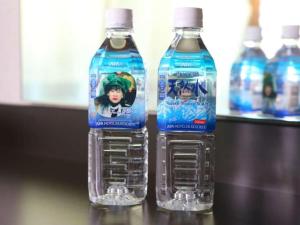 dos botellas de agua sentadas sobre una mesa en APA Hotel Akihabaraeki-Denkigaiguchi, en Tokio