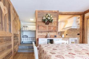- une cuisine avec un lit dans une chambre dans l'établissement Bilocale sulle piste con wifi - AS6, à Breuil-Cervinia
