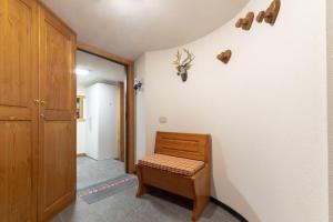 a room with a bench next to a door at Bilocale sulle piste con wifi - AS6 in Breuil-Cervinia