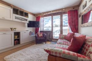 a living room with a couch and a window at Bilocale sulle piste con wifi - AS6 in Breuil-Cervinia