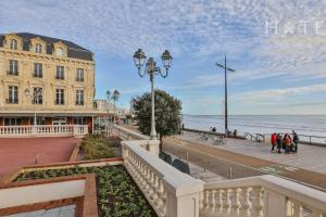 a view of the beach from a balcony of a building at Appartement central, vue mer époustouflante. in Les Sables-dʼOlonne