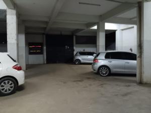 ein Parkhaus mit zwei Autos, die darin geparkt sind in der Unterkunft TWO BEDROOM APARTMENT BAMBURI Mombasa in Mombasa