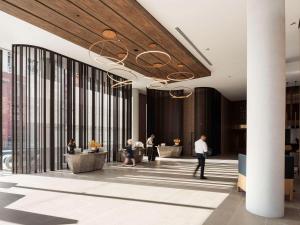 eine Lobby mit Leuten, die in einem Gebäude herumlaufen in der Unterkunft Novotel Perth Murray Street in Perth + 37 Fotos