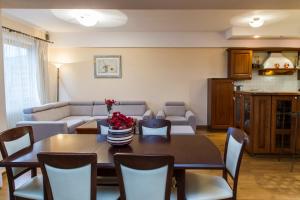 sala de estar con mesa y sofá en udanypobyt Apartamenty Orkana Park Centrum, en Zakopane