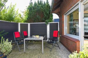 un tavolo e 4 sedie seduti su un patio di Pension Nordkap a Bensersiel