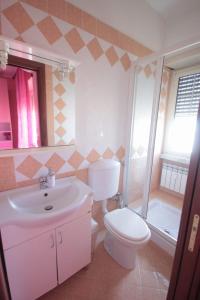 ローマにあるMarco Aurelioのバスルーム(トイレ、洗面台、シャワー付)