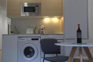 Kuchyňa alebo kuchynka v ubytovaní Apartamentos Sudestada