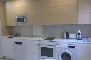 Kuchyňa alebo kuchynka v ubytovaní Apartamentos Sudestada