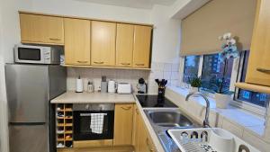 A kitchen or kitchenette at Chic Two Bedroom Apartment in the Heart of Battersea Modern and Comfy