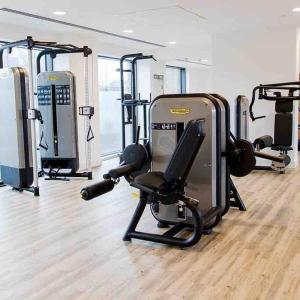 un gimnasio con varios equipos de ejercicio en una habitación en Luxury 2 bed ensuite 2 bathroom apartment East Croydon en South Norwood