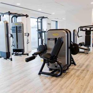 ein Fitnessstudio mit mehreren Trainingsgeräten in einem Raum in der Unterkunft Luxury 2 bed ensuite 2 bathroom apartment East Croydon in South Norwood