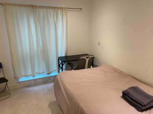 sypialnia z łóżkiem, biurkiem i oknem w obiekcie Luxury 2 bed ensuite 2 bathroom apartment East Croydon w mieście South Norwood