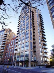 a tall building with many windows in a city at Luxury 2 bed ensuite 2 bathroom apartment East Croydon in South Norwood
