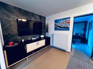 sala de estar con TV grande en la pared en Sparrow apartmens 2 - Vrabčia ulica 9, Košice en Košice