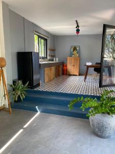 una sala de estar con una línea azul en el suelo en House Bok Bowie, en Koh Rong Sanloem