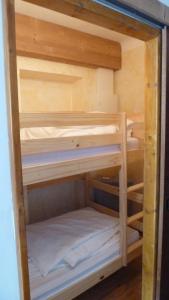 Una cama o camas cuchetas en una habitación  de B&B Chalet La Providence