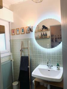 a bathroom with a sink and a mirror at Gîte Mozart - Marché de Noël in Colmar
