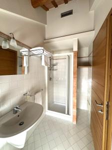 La salle de bains est pourvue d'un lavabo et d'une douche. dans l'établissement Campus San Francesco, à Conegliano