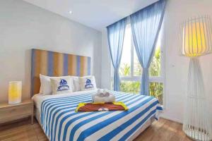 een slaapkamer met een bed met een knuffeldier erop bij Atlantis Condo Resort pattaya by LJ in Jomtien Beach