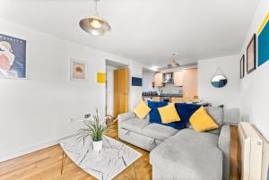 a living room with a couch and a table at Enchanting Bristol Abode -Sleeps 6 with Balcony! in Bristol