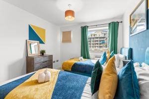 1 dormitorio con 2 camas y ventana en Enchanting Bristol Abode -Sleeps 6 with Balcony! en Bristol