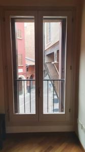 ventana con vistas a un edificio en De' Pepoli Rooms & Apartments, en Bolonia
