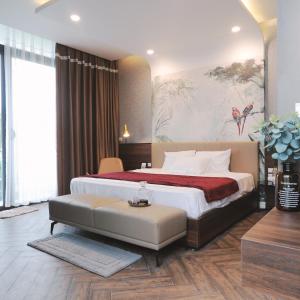 een slaapkamer met een groot bed en een groot raam bij Moon Villa E2.10 Venus by Flamingo Đại Lải in Phúc Yên