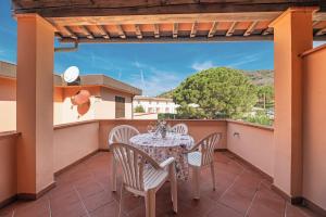 a patio with a table and chairs on a balcony at Residence Arcipelago in Nisporto