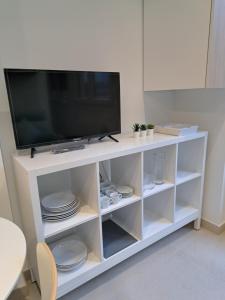 Televízia a/alebo spoločenská miestnosť v ubytovaní Apartamentos Sudestada